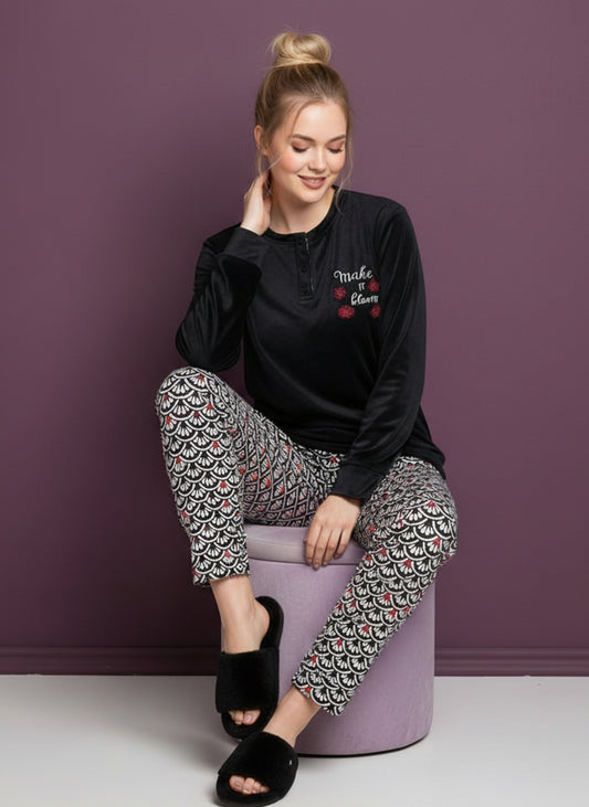 بيجامة قطيفة مطرزة