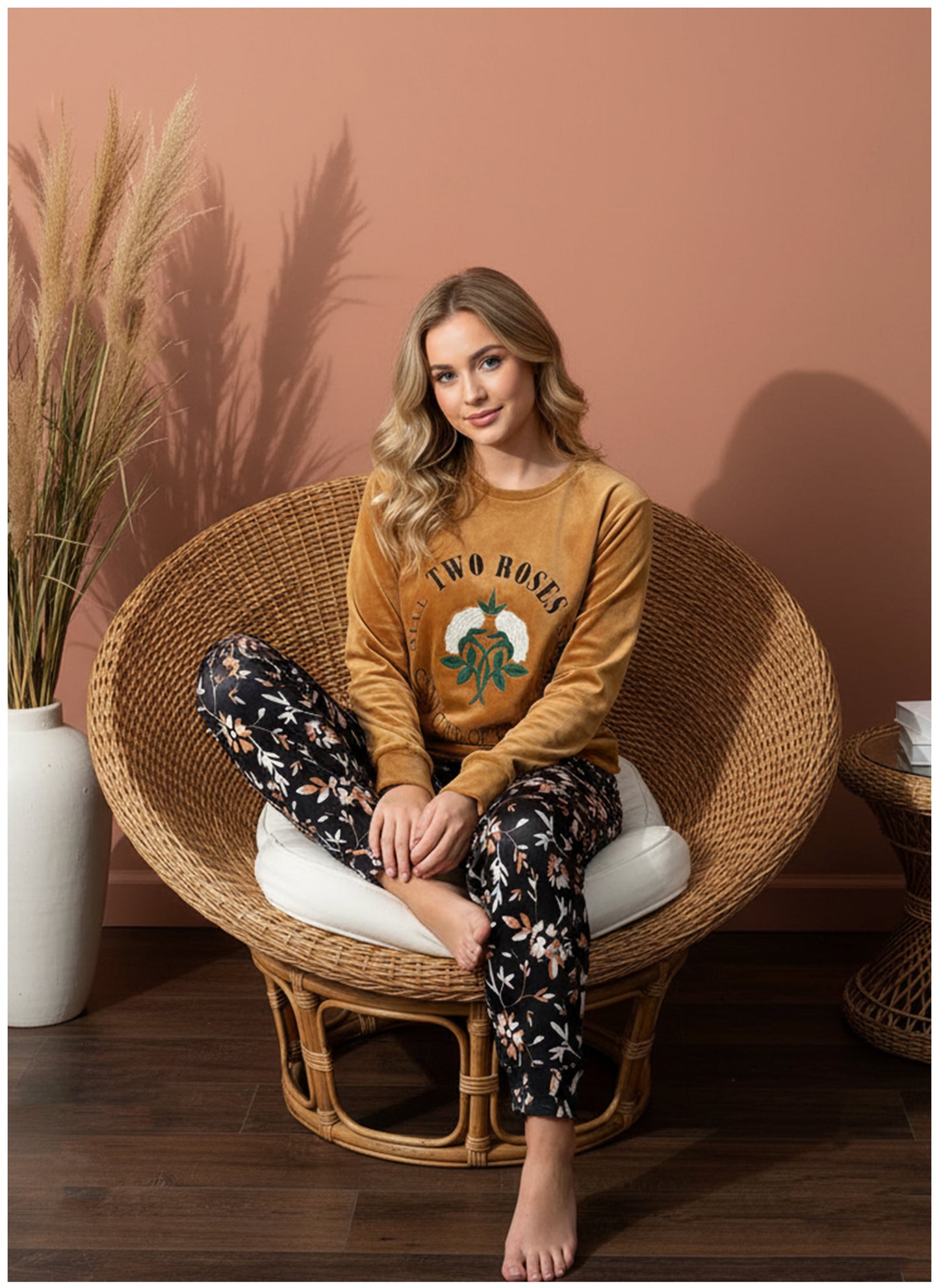 بيجامة قطيفة مطرزة