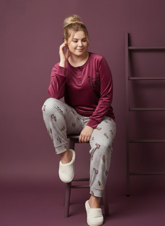 بيجامة قطيفة مطرزة