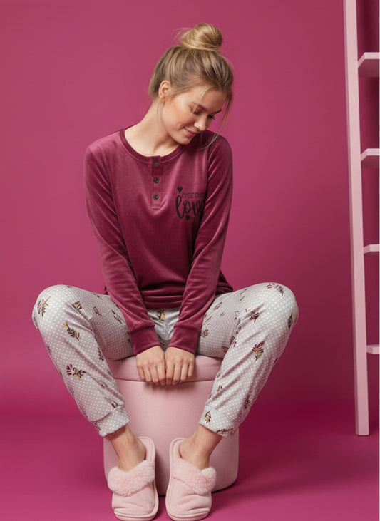 بيجامة قطيفة مطرزة