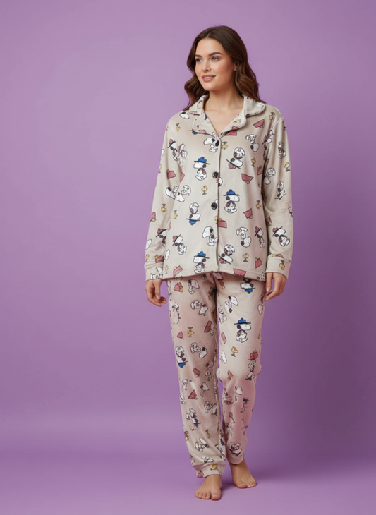 بيجامة حريمي قطيفة بطبعة سنوبي – لون بيج ناعم