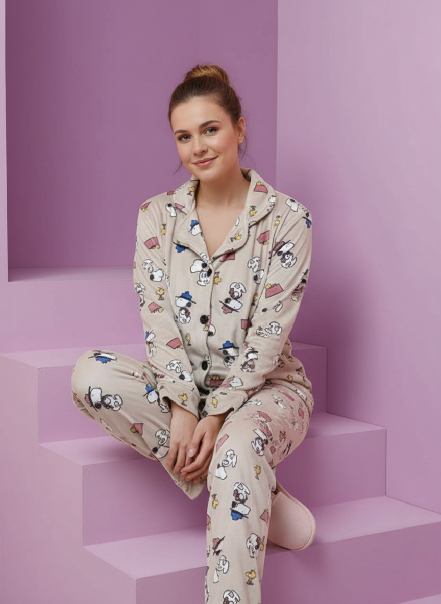 بيجامة حريمي قطيفة بطبعة سنوبي – لون بيج ناعم