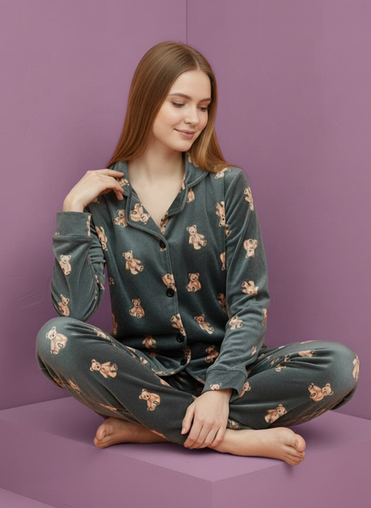 بيجامة حريمي قطيفة بطبعة دباديب – لون رصاصي غامق