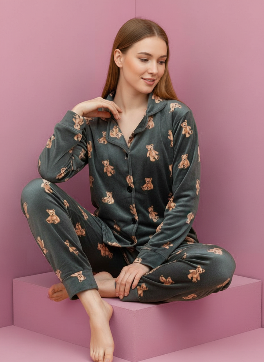 بيجامة حريمي قطيفة بطبعة دباديب – لون رصاصي غامق