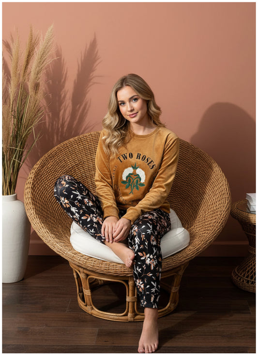 بيجامة قطيفة مطرزة