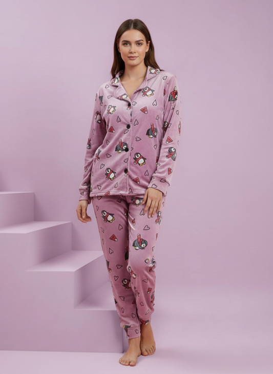 بيجامة حريمي شتوية بطبعة بطاريق وقلوب – موف فاتح