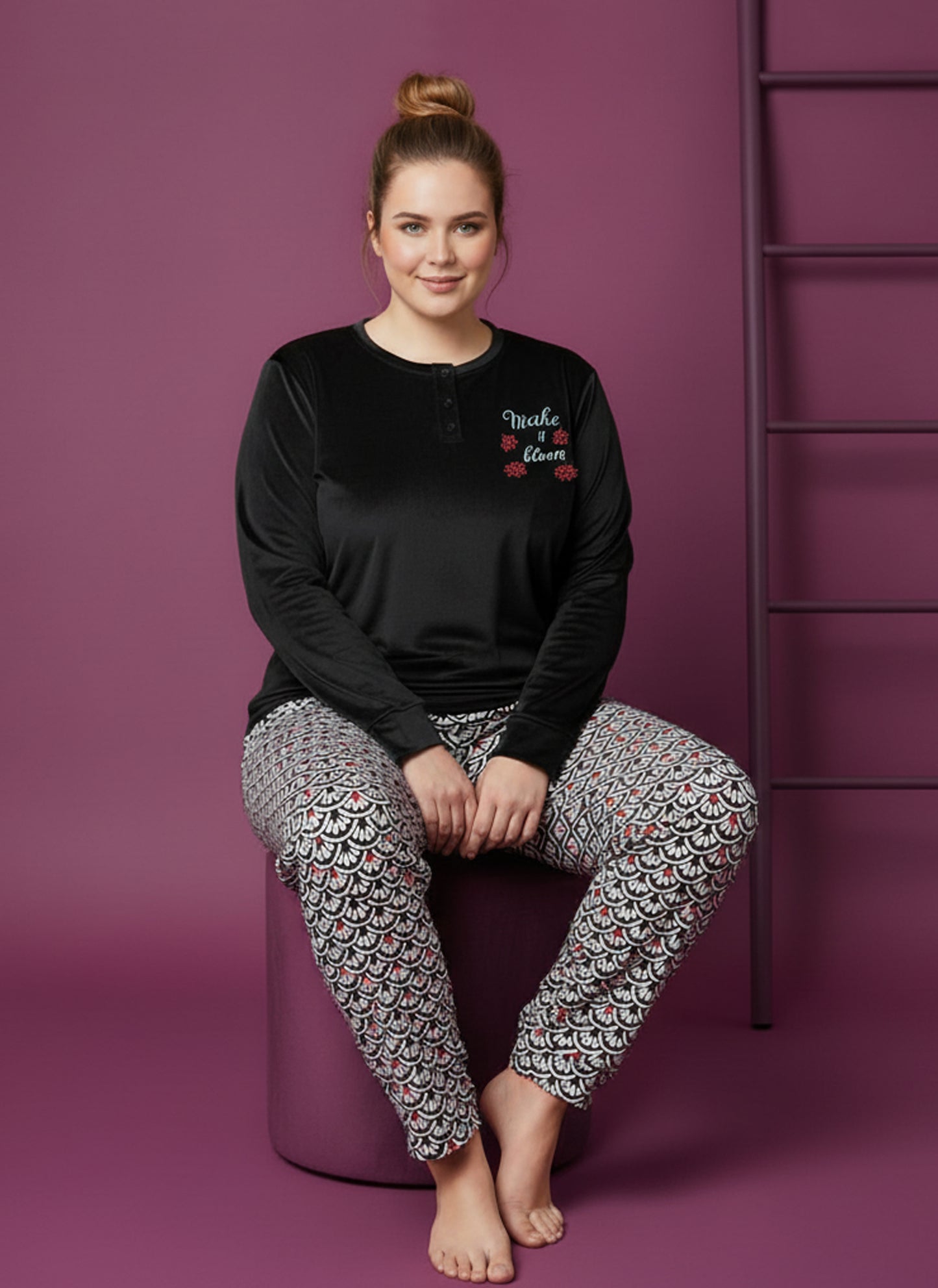 بيجامة قطيفة مطرزة