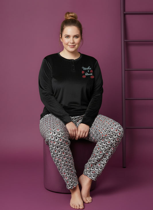 بيجامة قطيفة مطرزة